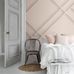Интерьер спальни с трельяжным 3Д объемным узором на панно розового цвета